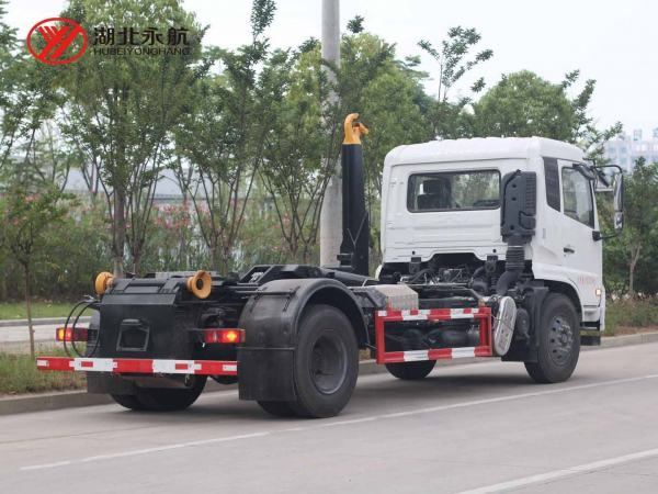 东风天锦钩臂垃圾车