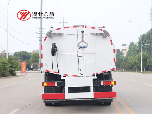 东风天龙路面清洗车