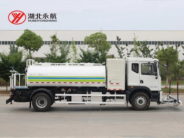 东风华神纯电动路面清洗车