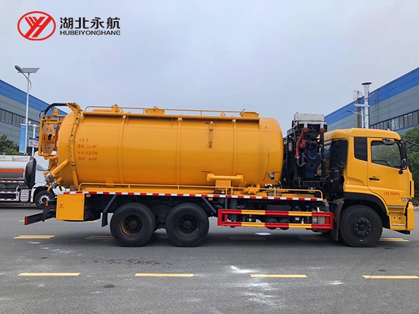 东风天龙吸污车