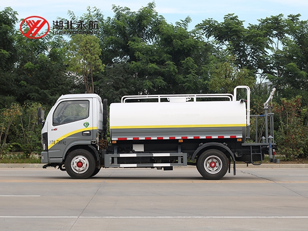 东风小多利卡洒水车