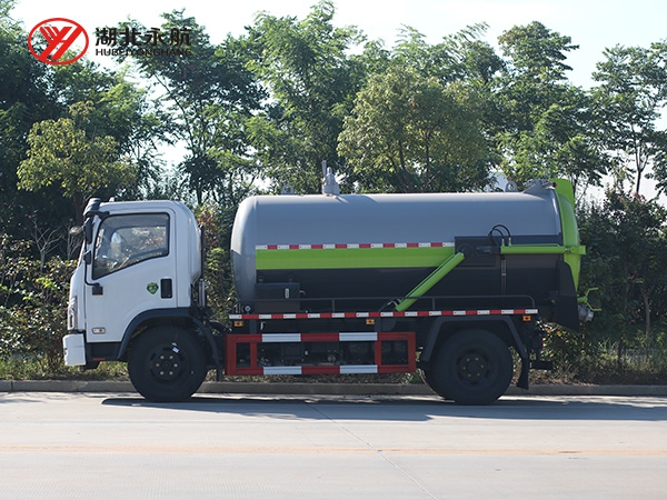 东风福瑞卡吸污车