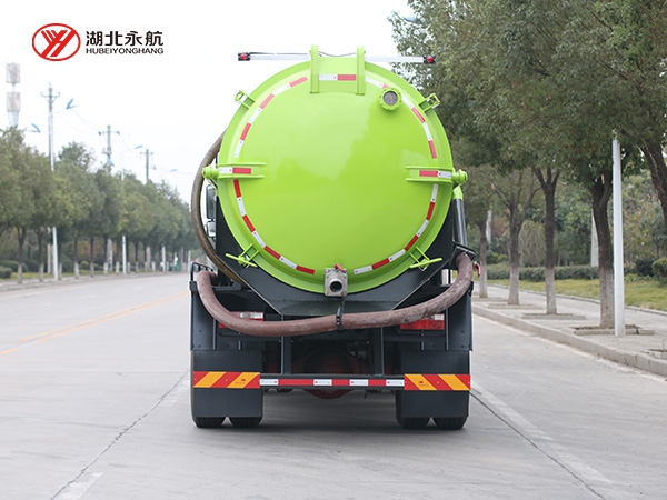 东风多利卡D9吸污车