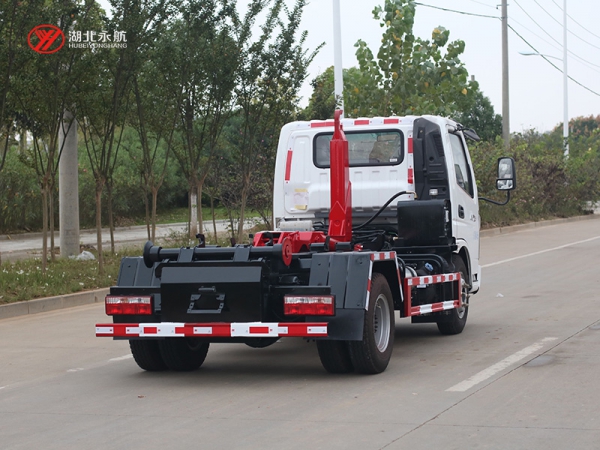 飞碟奥驰钩臂垃圾车