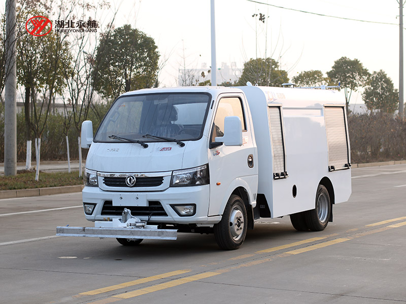 东风途逸路面养护车