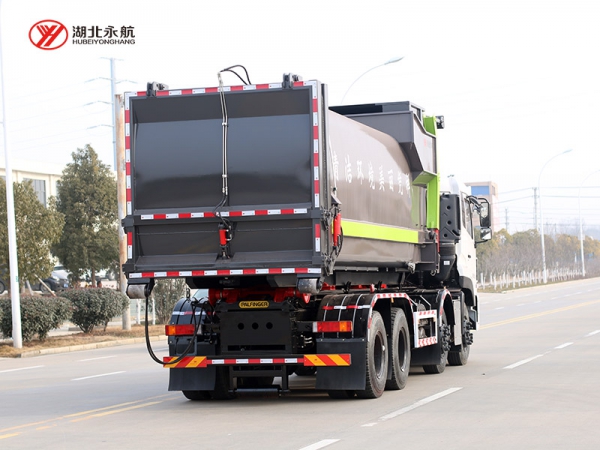 东风天龙8*4钩臂垃圾车