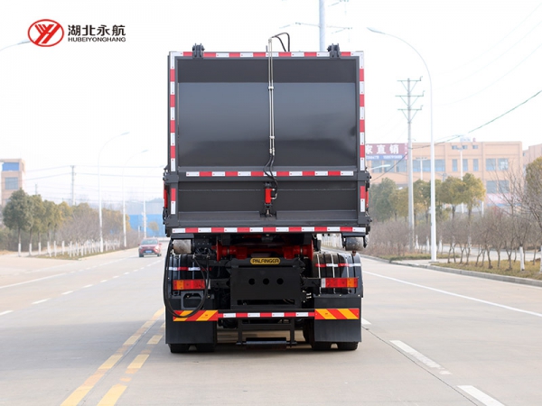 东风天龙8*4钩臂垃圾车