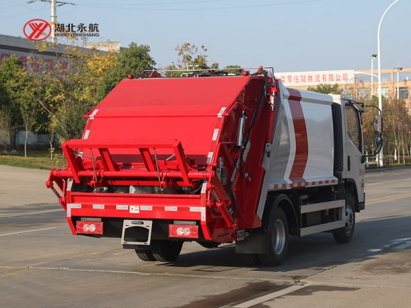 福田领航6方压缩式垃圾车