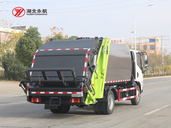 跃进C500 8方压缩式垃圾车
