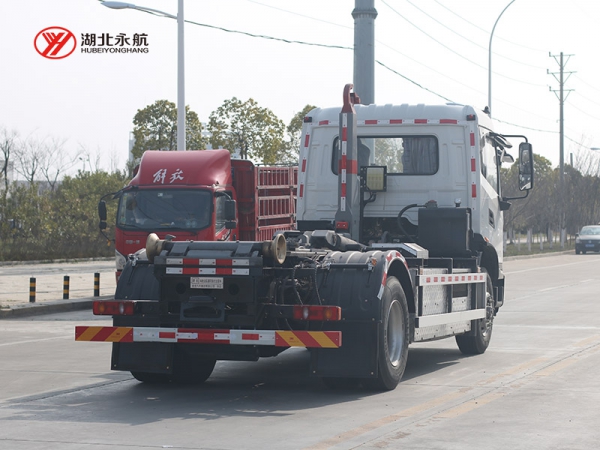 东风天锦纯电动钩臂垃圾车