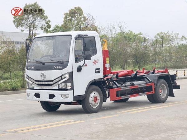 东风小多利卡钩臂垃圾车