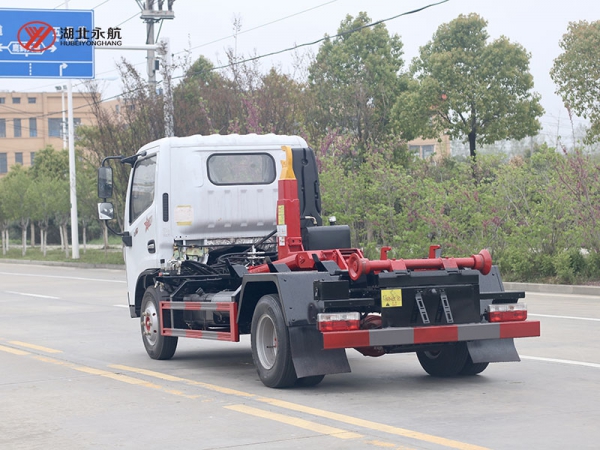 东风小多利卡钩臂垃圾车
